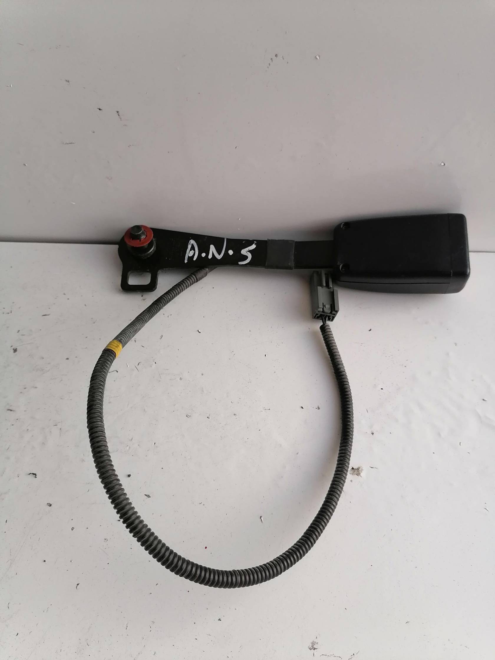 Aggancio cintura di sicurezza anteriore sx.